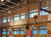 开云体育入口-激烈决斗，拼劲十足，篮球赛事场景扣人心弦