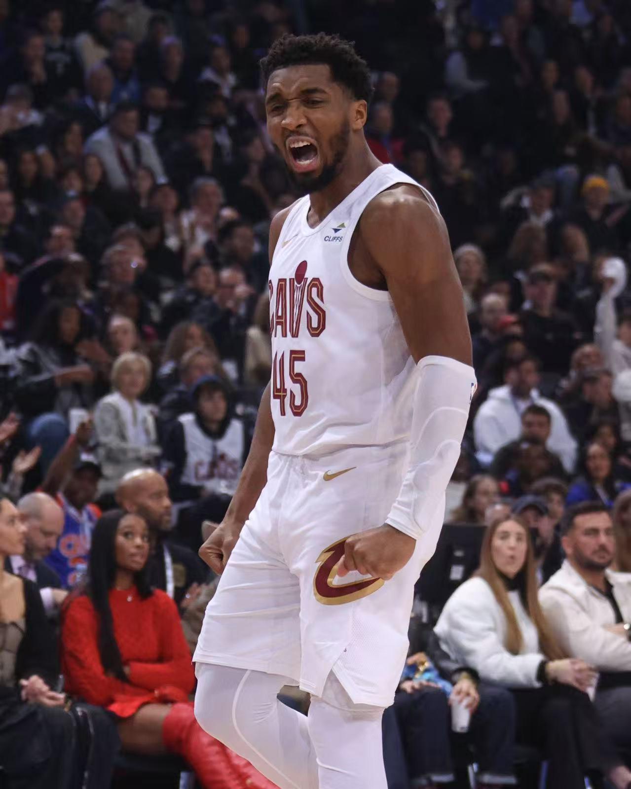 法国男篮碾压勇士,米切尔三分雨点燃全场 法国男篮碾压勇士,米切尔三分雨点燃全场