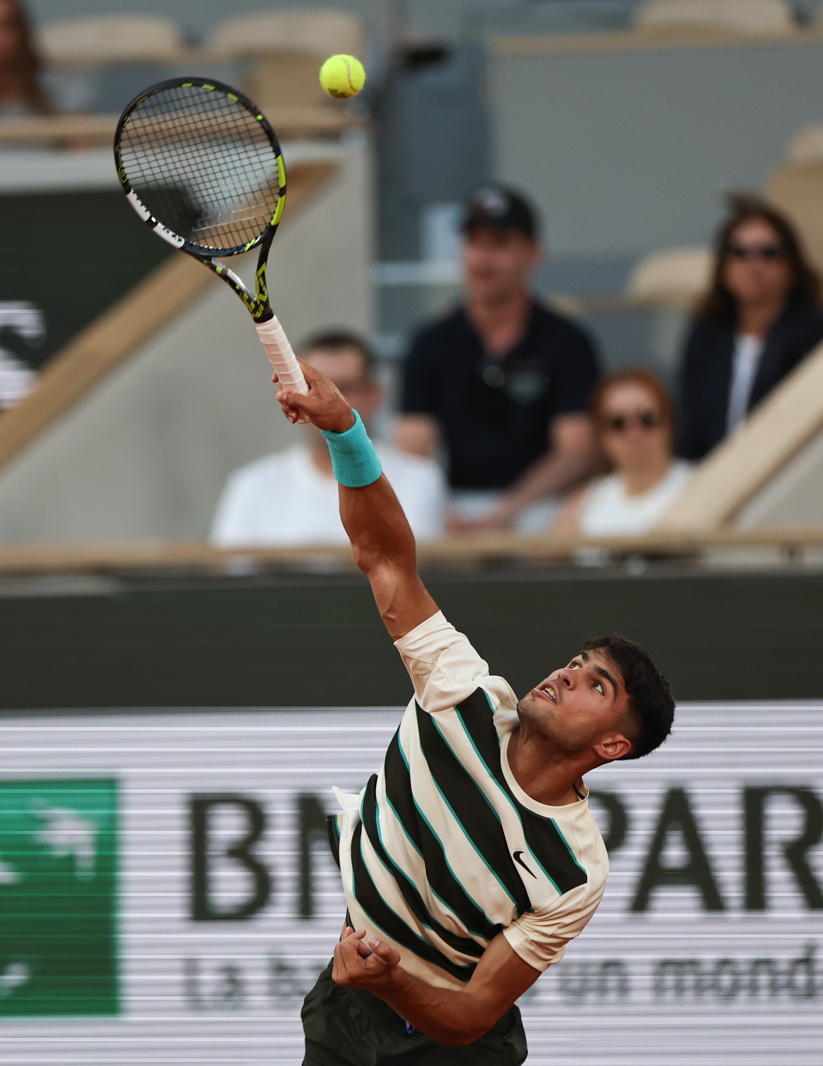 意大利网球队逆转西班牙网球队，阿尔卡拉斯制霸全场的简单介绍