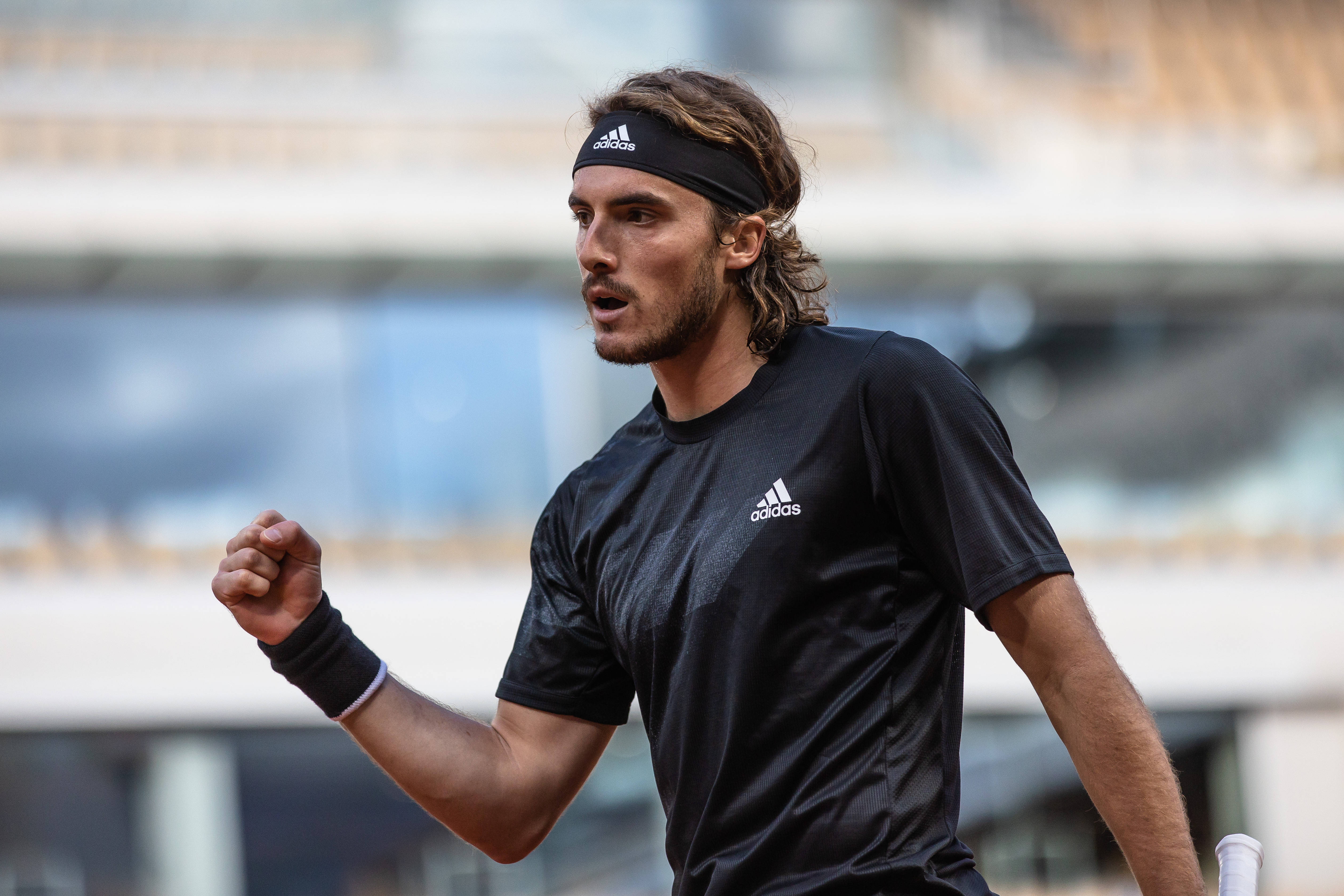 包含德国网球队爆冷西班牙网球队，西西帕斯完成帽子戏法的词条