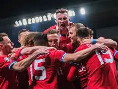 欧预赛争斗激烈,球员们奋力拼搏 欧预赛争斗激烈,球员们奋力拼搏